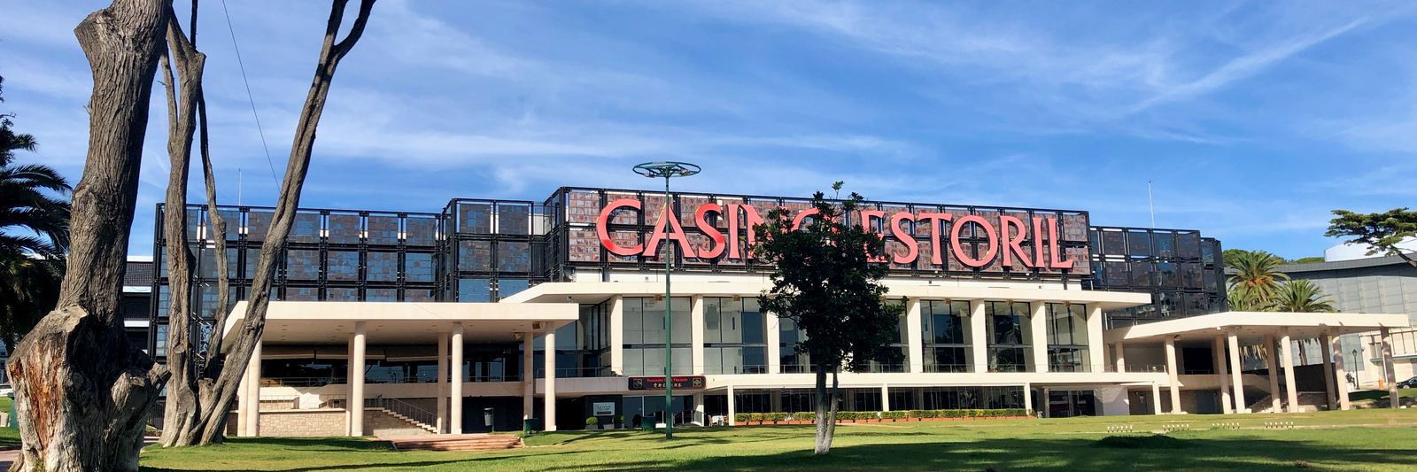 Fachada do Casino Estoril, em Portugal